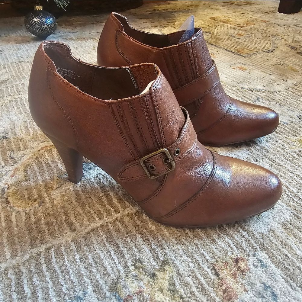 Audrey Brooke heeled Adel booties sz 7, like new - Picture 8 of 11